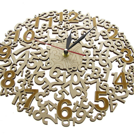 Väggklocka i trä med kaotiska siffror