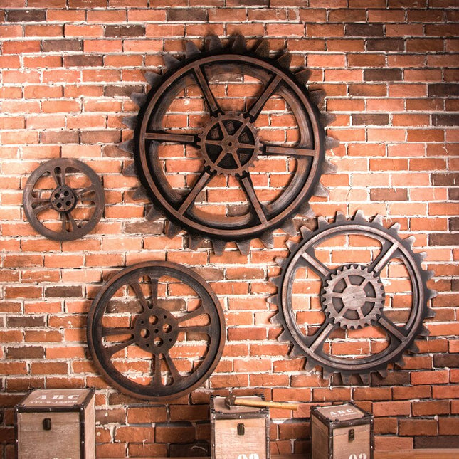 Vintage väggklocka i form av kugghjul