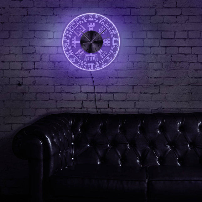 Väggklocka med vikingarunor och LED-ljus