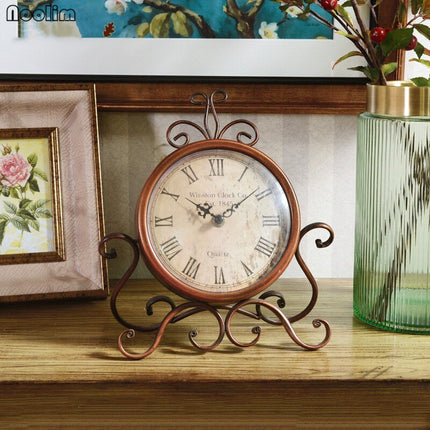 Klassisk vintage bordsklocka i metall