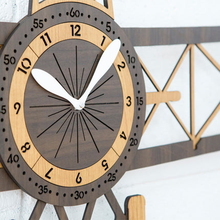 Väggklocka för barnrum i form av flygplan