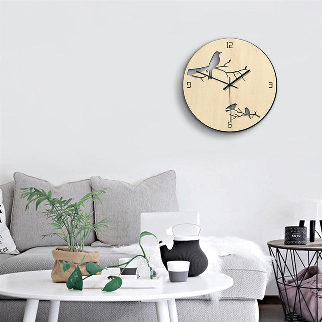 Väggklocka i trä med fågelsiluetter