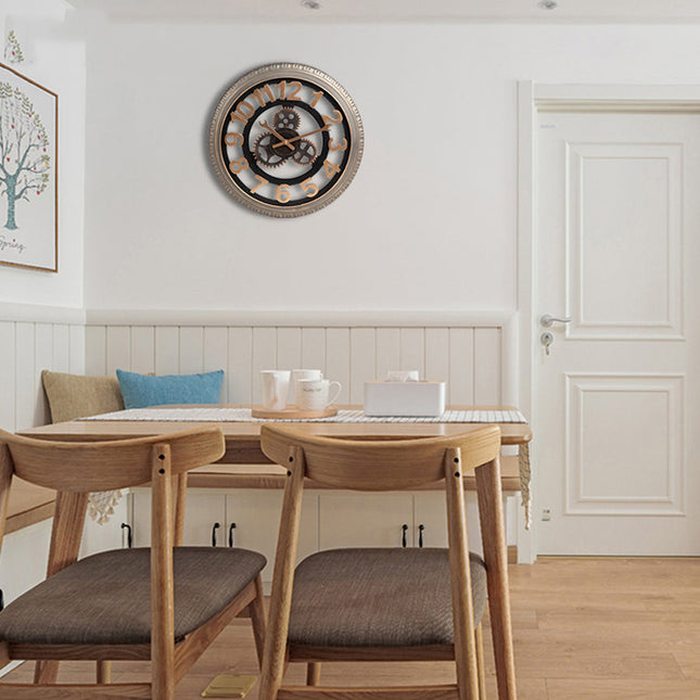 Industriell väggklocka med kugghjul och däck