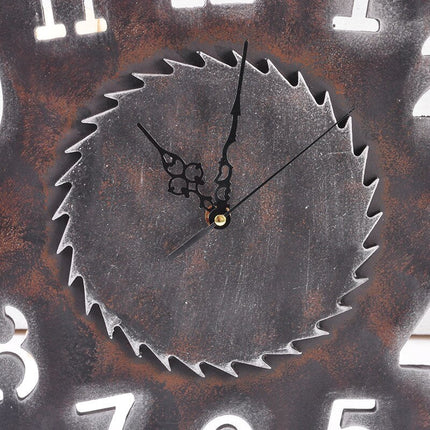 Unik väggklocka som ett sågblad