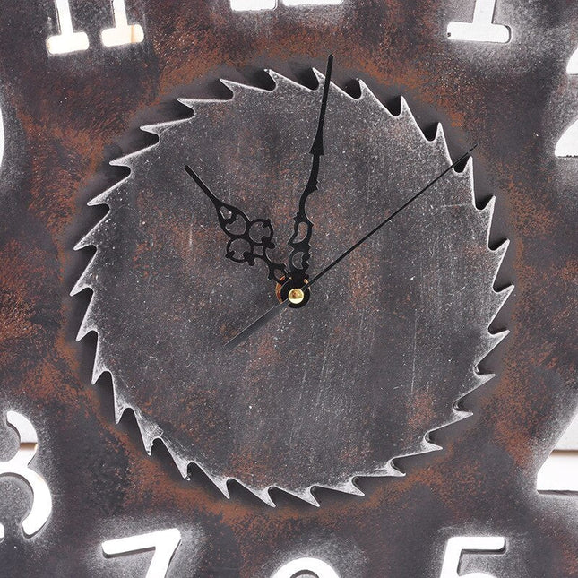 Unik väggklocka som ett sågblad