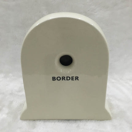 Vit bordsklocka i klassisk design