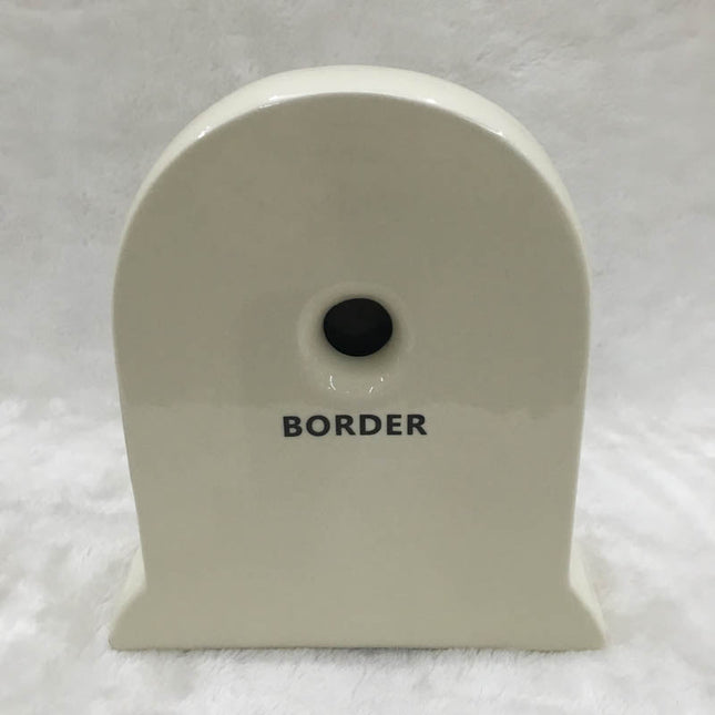 Vit bordsklocka i klassisk design