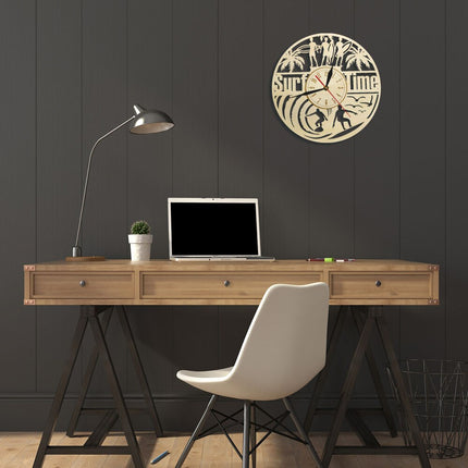 Väggklocka i trä med surftema