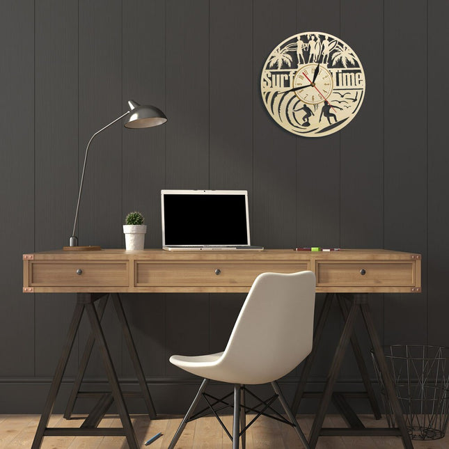 Väggklocka i trä med surftema