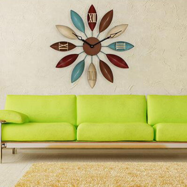 Dekorativ väggklocka med blad i metall