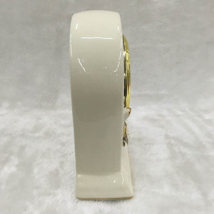 Vit bordsklocka i klassisk design