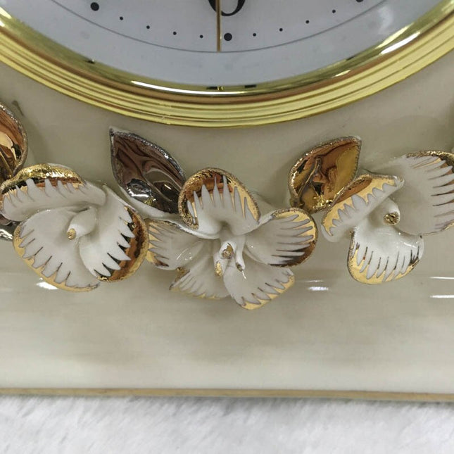 Vit bordsklocka i klassisk design