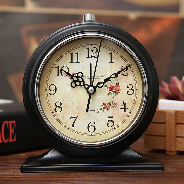 Klassisk analog bordsklocka med Eiffeltorn