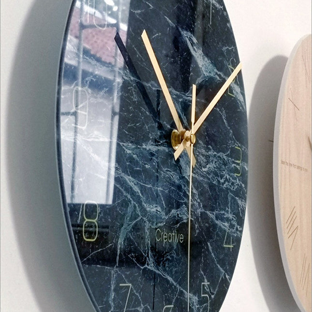 Väggklocka med marmorlook skandinavisk design