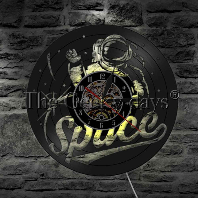 Väggklocka i vinyl med astronautmotiv