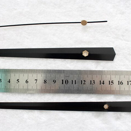 Väggklocka med kuber i regnbågsfärger