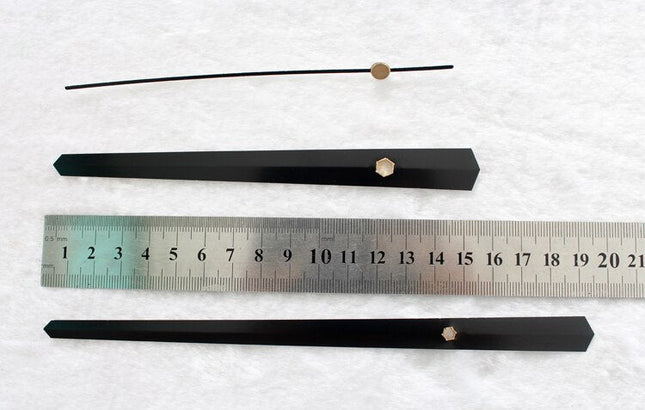 Väggklocka med kuber i regnbågsfärger