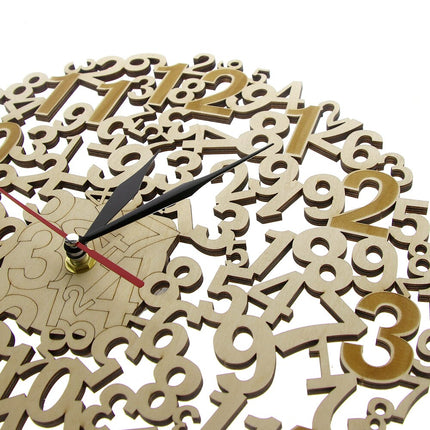 Väggklocka i trä med kaotiska siffror