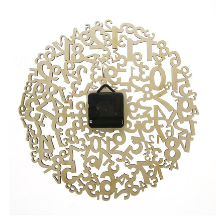 Väggklocka i trä med kaotiska siffror