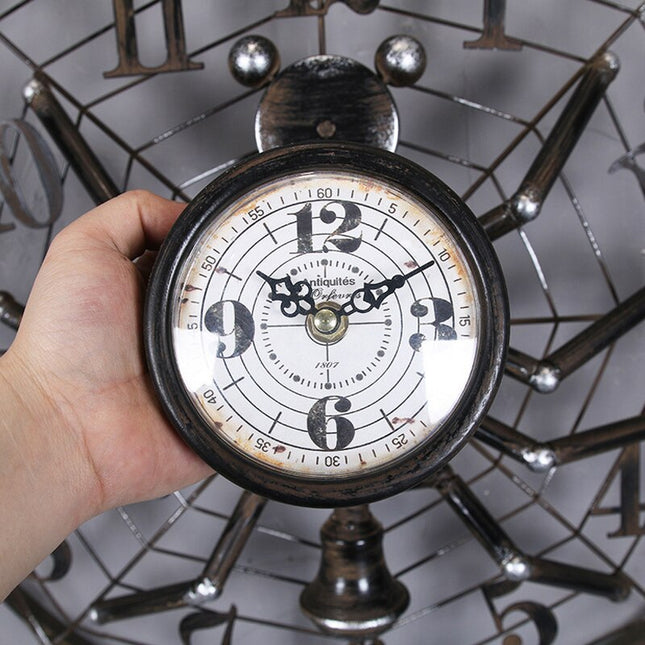 Industriell väggklocka i spindel design