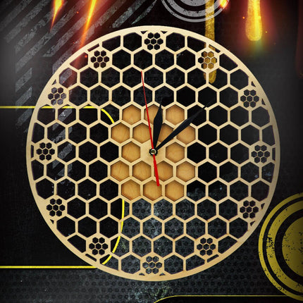 Väggklocka i trä med bikakemönster