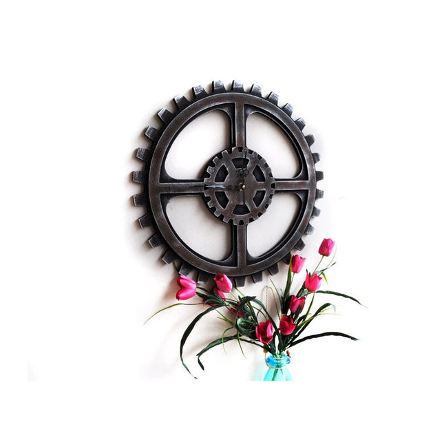 Vintage väggklocka i form av kugghjul