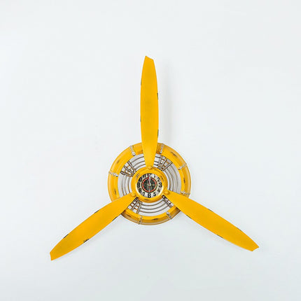 Väggklocka designad som en flygplanspropeller