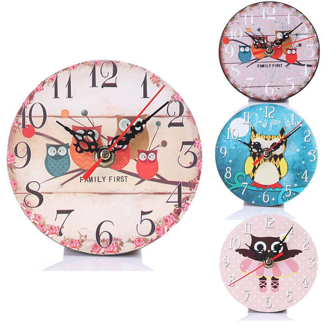 Söt barnklocka med uggla på traktor