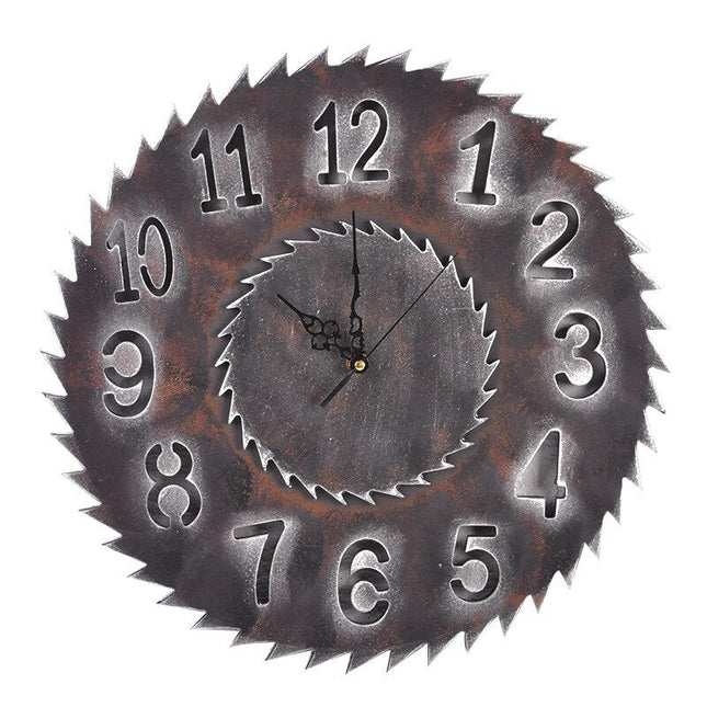 Unik väggklocka som ett sågblad