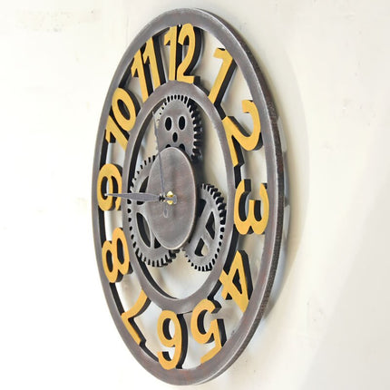 Industriell klocka med gyllene kugghjul