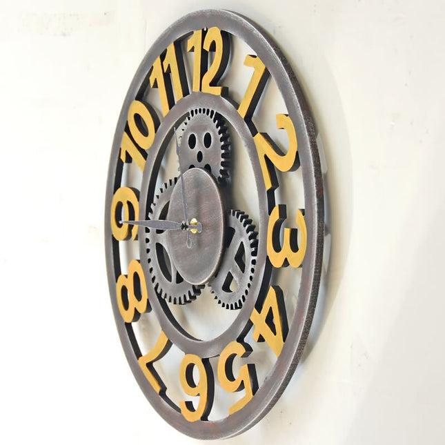 Industriell klocka med gyllene kugghjul