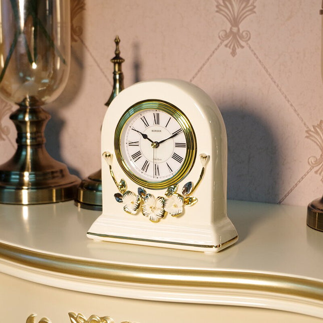 Vit bordsklocka i klassisk design