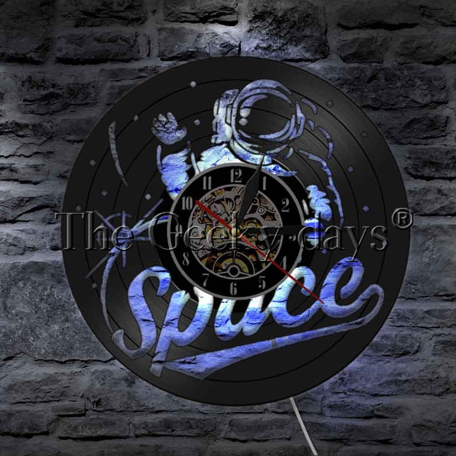 Väggklocka i vinyl med astronautmotiv