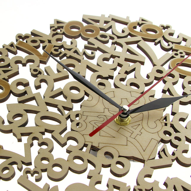 Väggklocka i trä med kaotiska siffror
