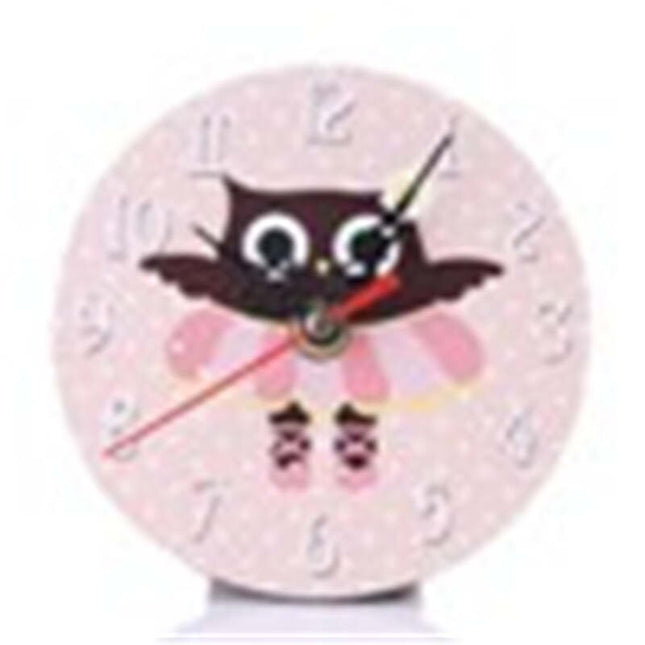 Söt barnklocka med uggla på traktor