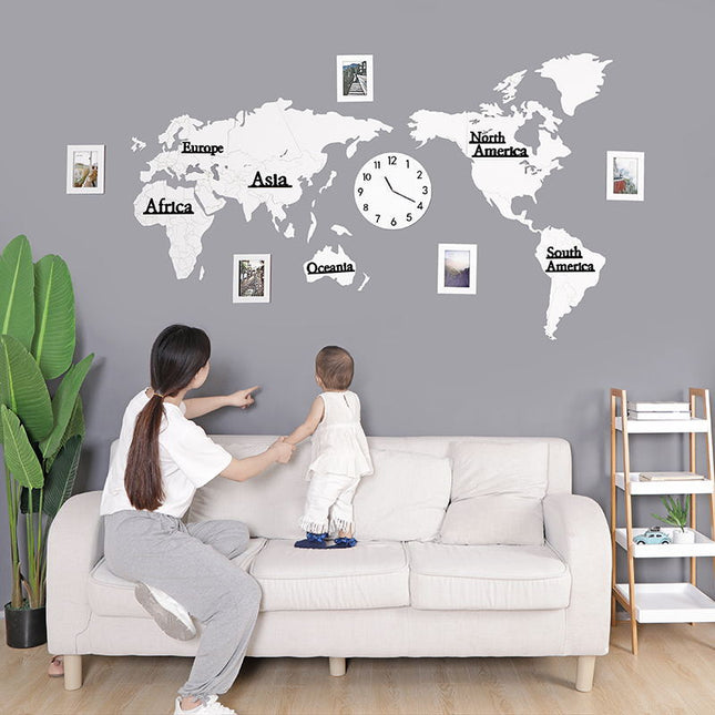 Väggklocka världskarta i trä med fotoramar