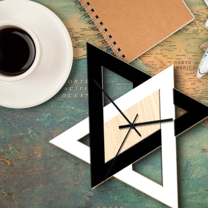 Design väggklocka i trä och metall