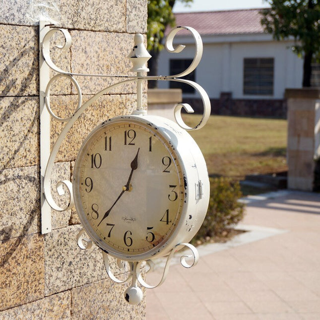 Dubbelsidig stationsklocka i vintagestil