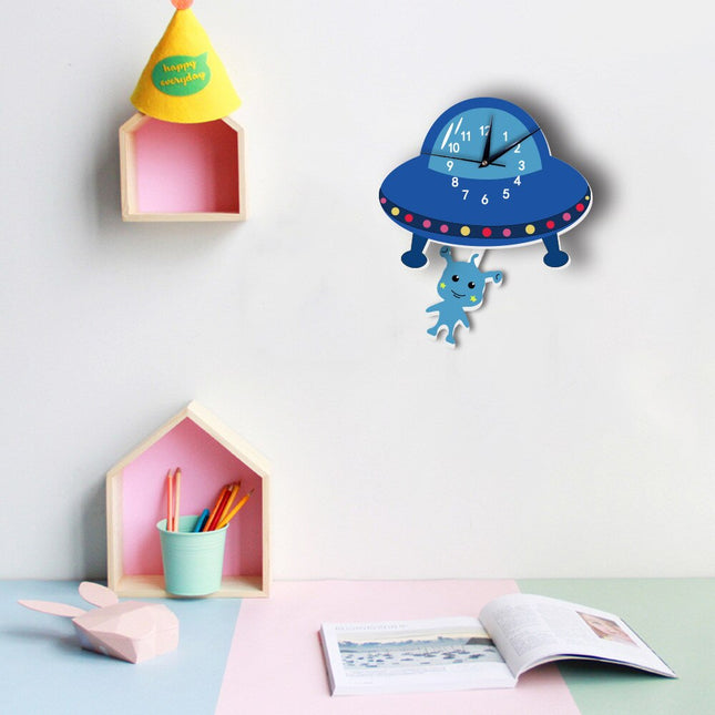 Väggklocka med UFO för barnrum