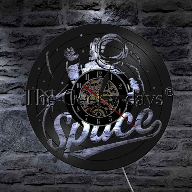 Väggklocka i vinyl med astronautmotiv