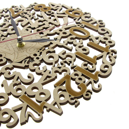 Väggklocka i trä med kaotiska siffror