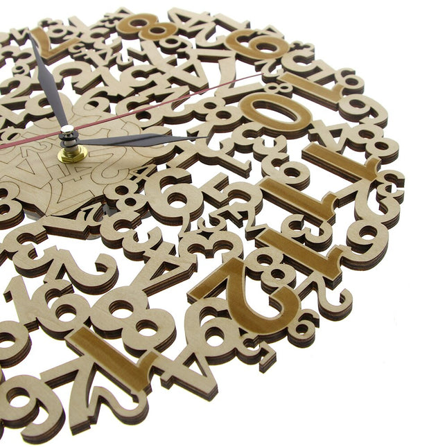 Väggklocka i trä med kaotiska siffror