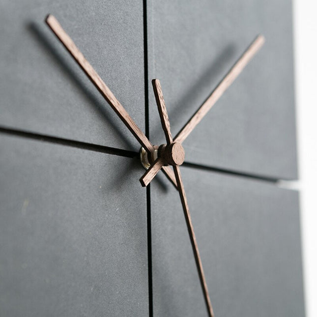 Svart fyrkantig väggklocka skandinavisk design
