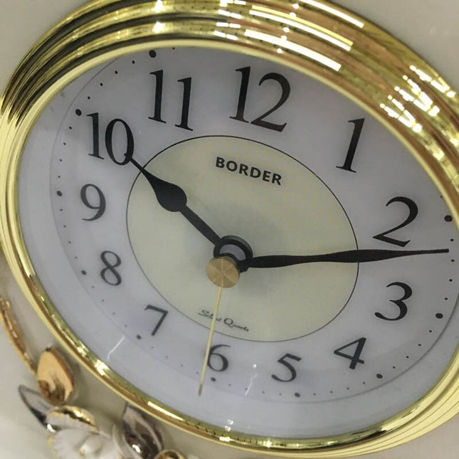 Vit bordsklocka i klassisk design