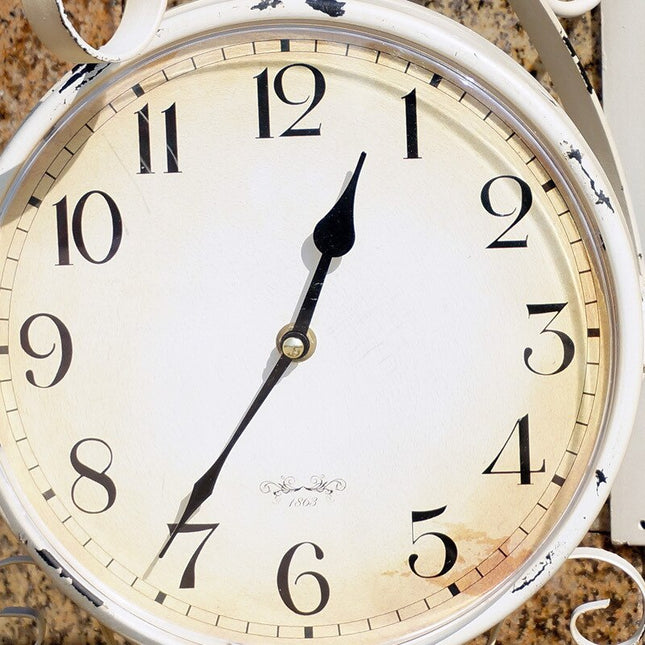 Dubbelsidig stationsklocka i vintagestil