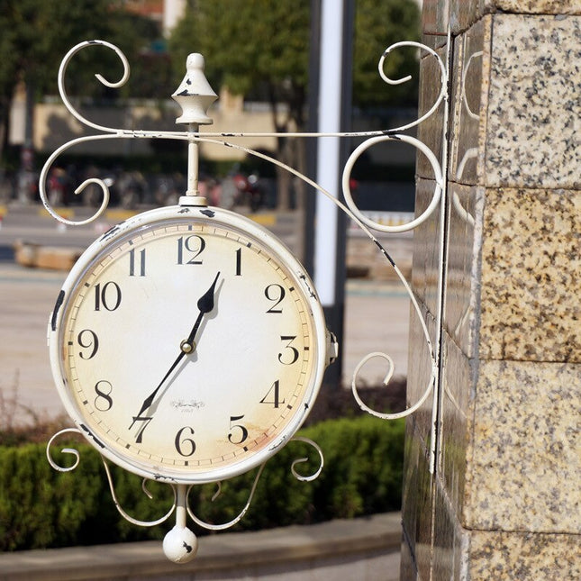 Dubbelsidig stationsklocka i vintagestil