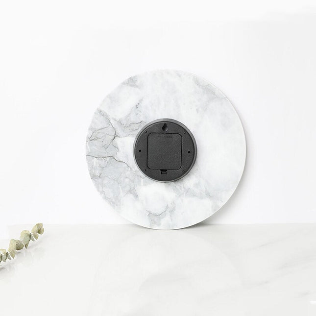 Minimalistisk väggklocka i vit marmorimitation