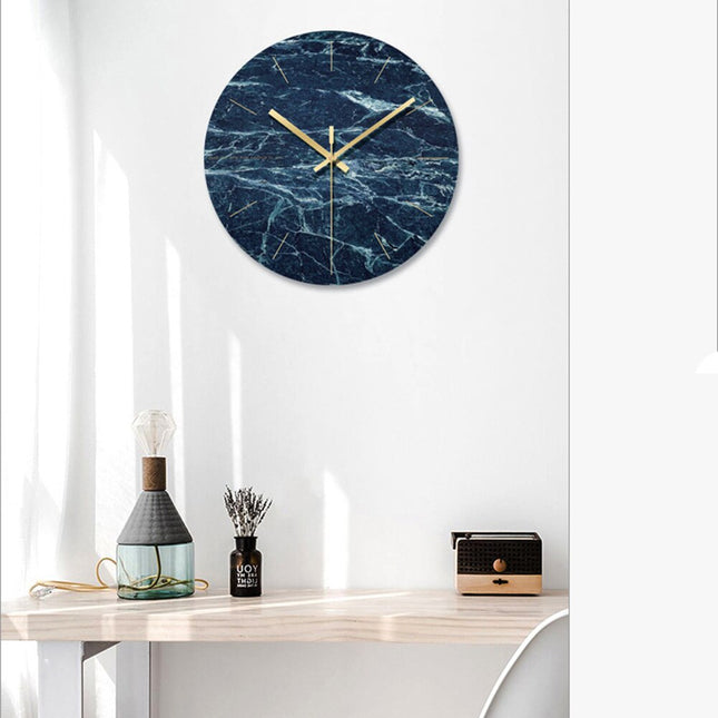Väggklocka med marmorlook skandinavisk design