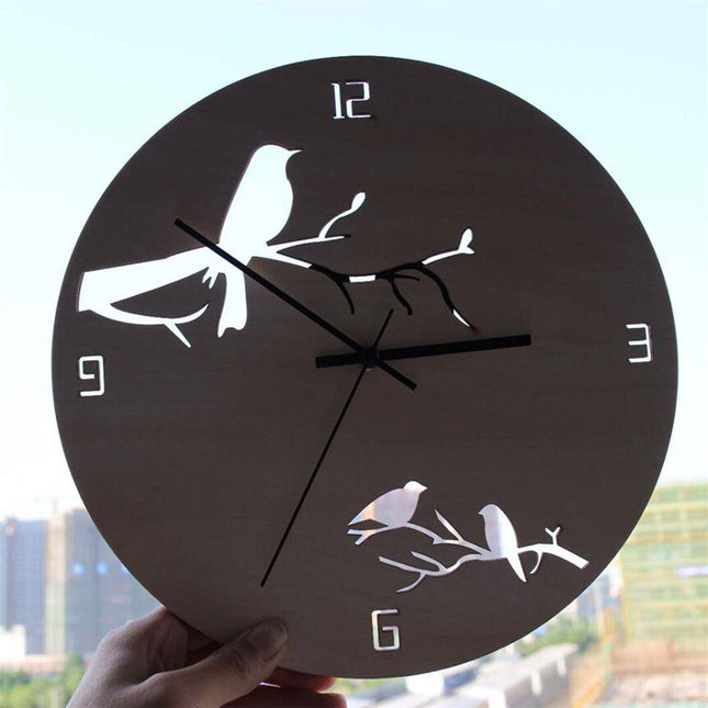 Väggklocka i trä med fågelsiluetter