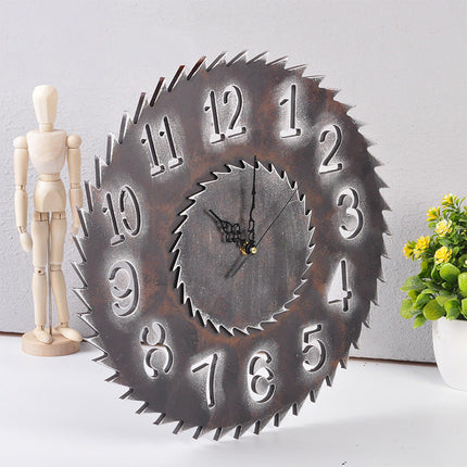 Unik väggklocka som ett sågblad
